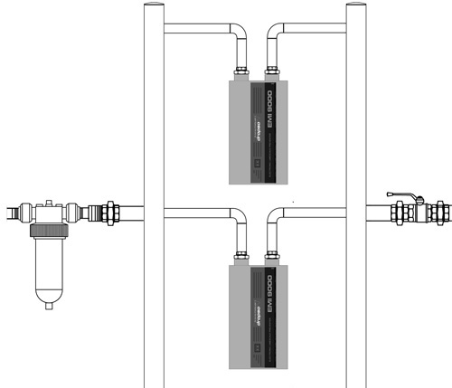 Exemple de deux appareils installés en parallèle au moyen d'un collecteur, en combination avec un filtre de sédiments. 